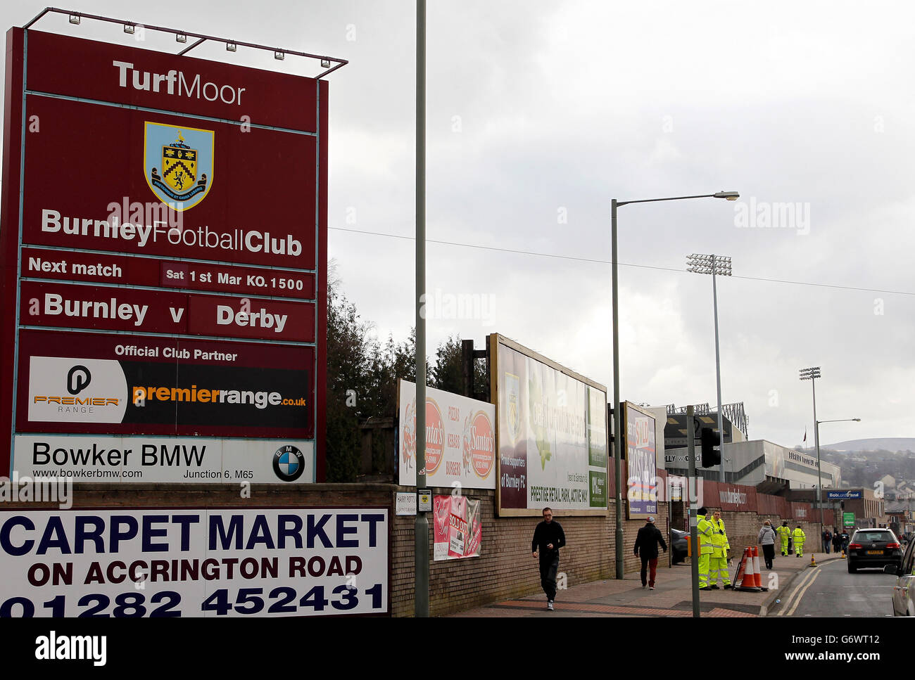 Calcio - Campionato Sky Bet - Burnley / Derby County - Turf Moor. Burnley's Turf Moor Stadium e cartello con la data della partita Foto Stock