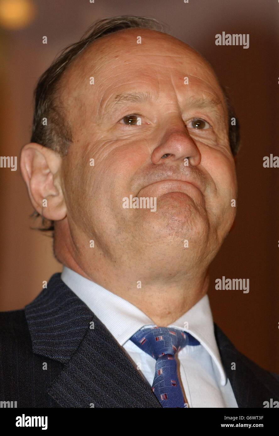 Il commissario Metropolitan della polizia, Sir John Stevens, parla al Notiziario Mussulmano quarto premio annuale per l'eccellenza a Piccadilly, nel centro di Londra. Sir John ha dichiarato: "La notizia di questa settimana si è inevitabilmente concentrata ancora una volta sulla minaccia posta dal terrorismo internazionale. "E, come lei sa fin troppo, ci sono coloro che cercherebbero di collegare le azioni degli estremisti con la fede della comunità musulmana. Beh, in parole povere, sono sbagliate. Foto Stock