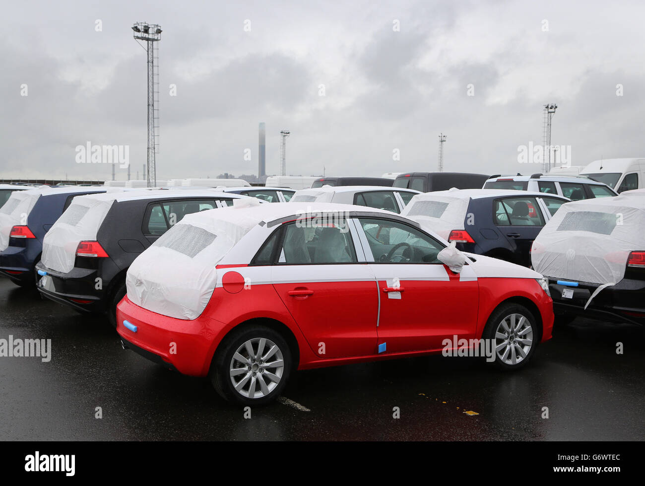 Nuove vetture in un compound a Sheerness, Kent, prima dell'inizio di domani della targa di immatricolazione 2014, mentre le vendite di nuove auto continuano a rimanere in buona salute. Data immagine: Venerdì 28 febbraio 2014. Il credito fotografico dovrebbe essere: Gareth Fuller/PA Wire Foto Stock