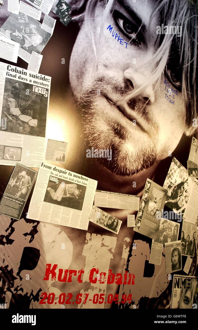 I visitatori celebrano Kurt Cobain, cantautrice americana del gruppo di grunge Nirvana, alla vigilia del 10° anniversario del suicidio della rock star il 5 aprile 1994, presso Virgin Megastore Oxford Street, nel centro di Londra, Dove è stato eretto un enorme Memorial Wall da 12' x 7', con spazi vuoti per i fan per scrivere i propri messaggi. Foto Stock