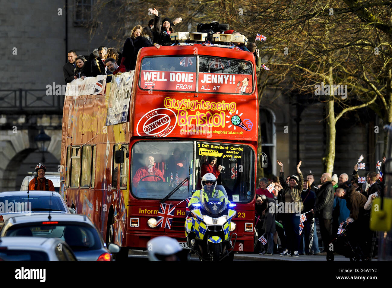 La medaglia di bronzo olimpica Jenny Jones' (non raffigurata) tour in autobus scoperto di Bristol, dopo il suo terzo posto finale nell'evento di snowboard in stile slopestile alle Olimpiadi invernali di Sochi, Russia. Foto Stock
