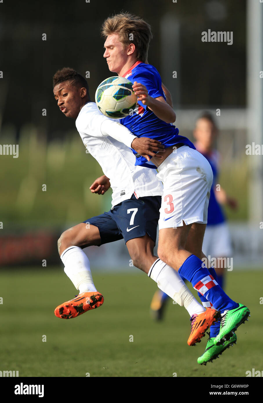 Calcio - Under 18 - Inghilterra / Croazia - St George's Park. Demarai Grey in Inghilterra e Petar Mamic in Croazia Foto Stock