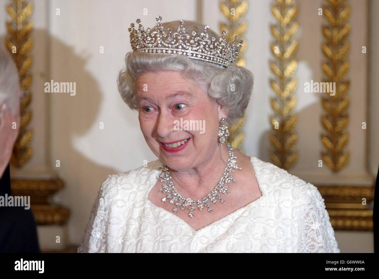 La Regina Elisabetta II della Gran Bretagna al Palazzo Elysee, a Parigi, durante una visita ufficiale di Stato in Francia. La Regina ha fatto oggi la sua prima visita di stato in treno mentre ha portato l'Eurostar a Parigi per un tour di tre giorni in occasione del centesimo anniversario di Entente Cordiale. Foto Stock