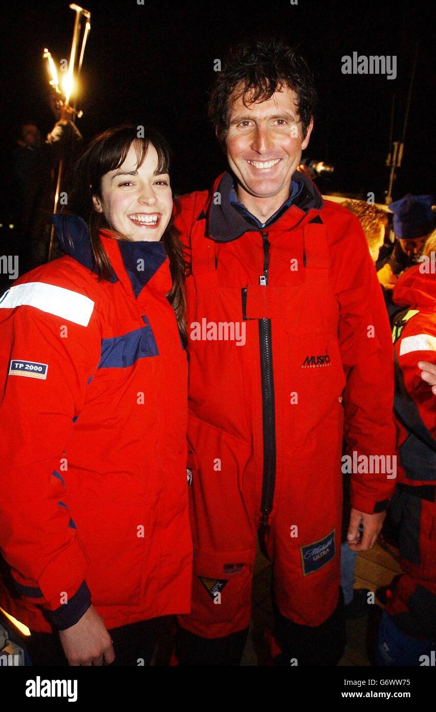 La Gran Bretagna Brian Thompson di Southampton torna con sua moglie Nathalie dopo l'arrivo di Cheyenne a Plymouth, quando tornarono a un eroe Benvenuto. Una piccola folla in attesa sul molo aggrappato e acclamato come la barca gigante è stato trainato in Plymouth appena dopo le 22:00. L'avventuriero americano Steve Fossett e la sua troupe di 12 persone hanno battuto di sei giorni il record mondiale della vela. Foto Stock