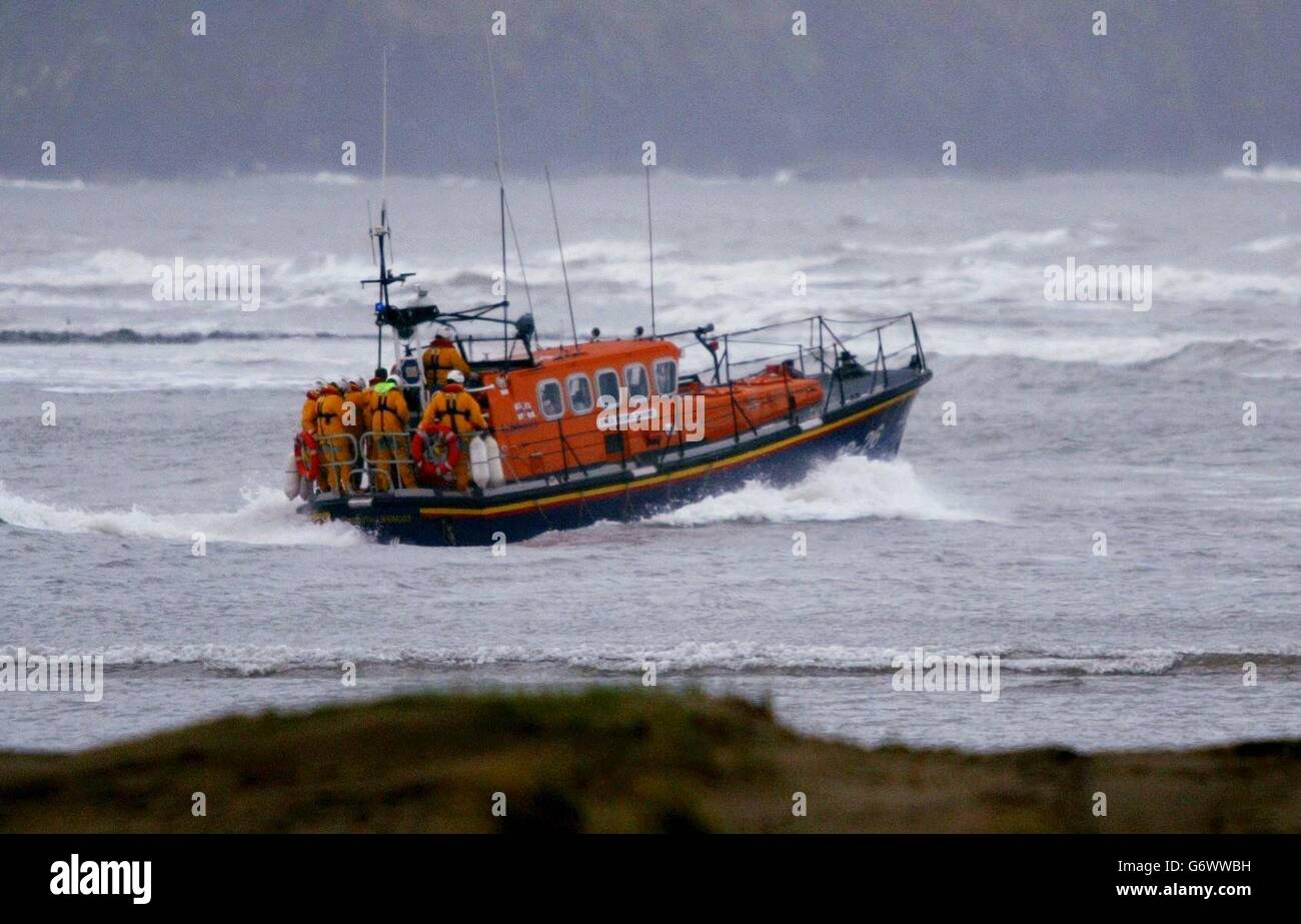 I soccorritori continuano la loro ricerca nei pressi di Barmouth, Galles del nord, per Keith Allday, 54, il coxswain, e il timoniere Alan Massey, 36, alla stazione Royal National Lifeboat Institution di Barmouth, che ieri sono stati visti per l'ultima volta in barca a vela verso mare alle 11:00 in un gommone di 15 metri. Foto Stock