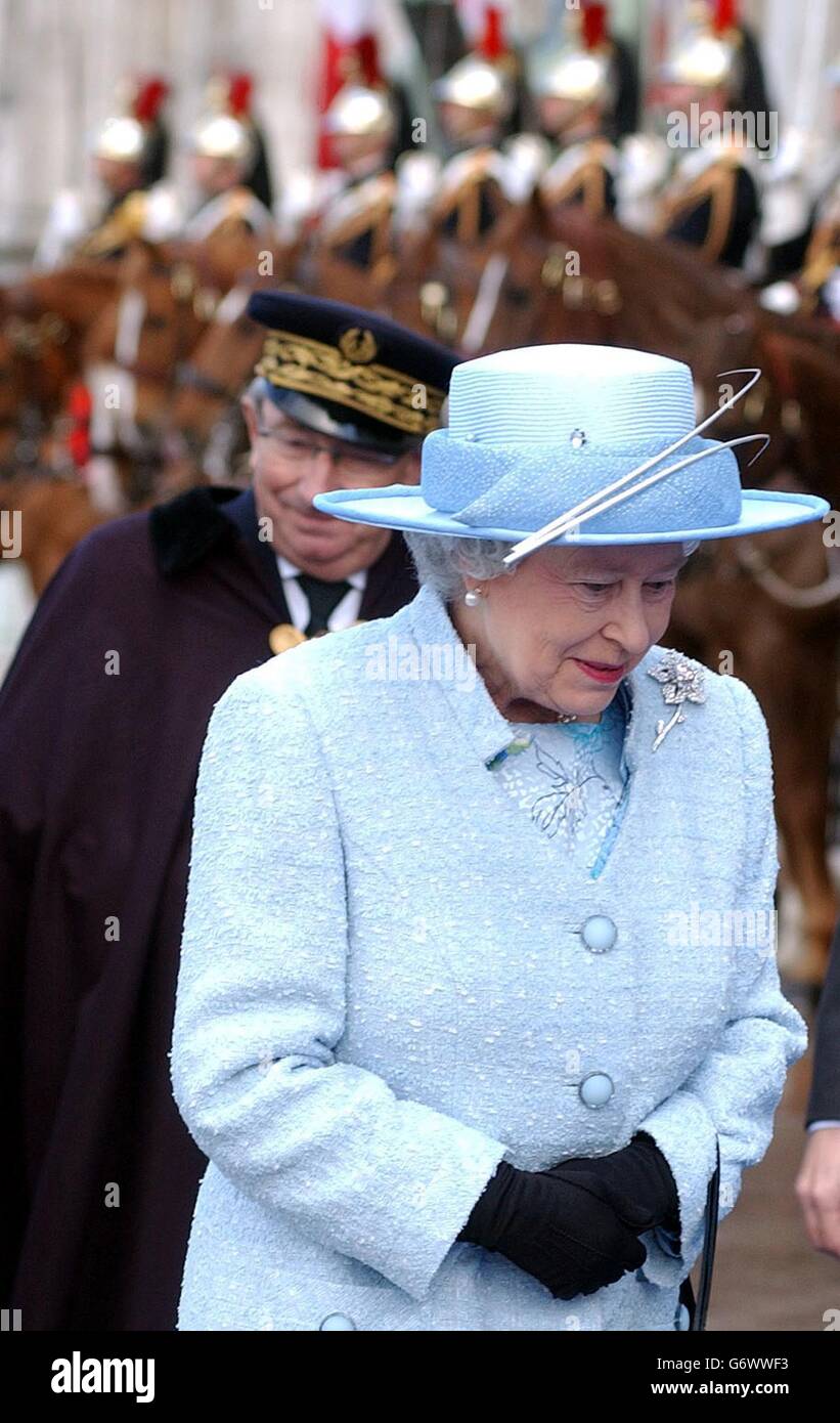 La Regina Elisabetta II della Gran Bretagna arriva all'Hotel de Ville durante la sua visita ufficiale di Stato in Francia. Il soggiorno di tre giorni del monarca nel paese segna 100 anni dell'accordo anglo-francese Entente cordiale. Foto Stock