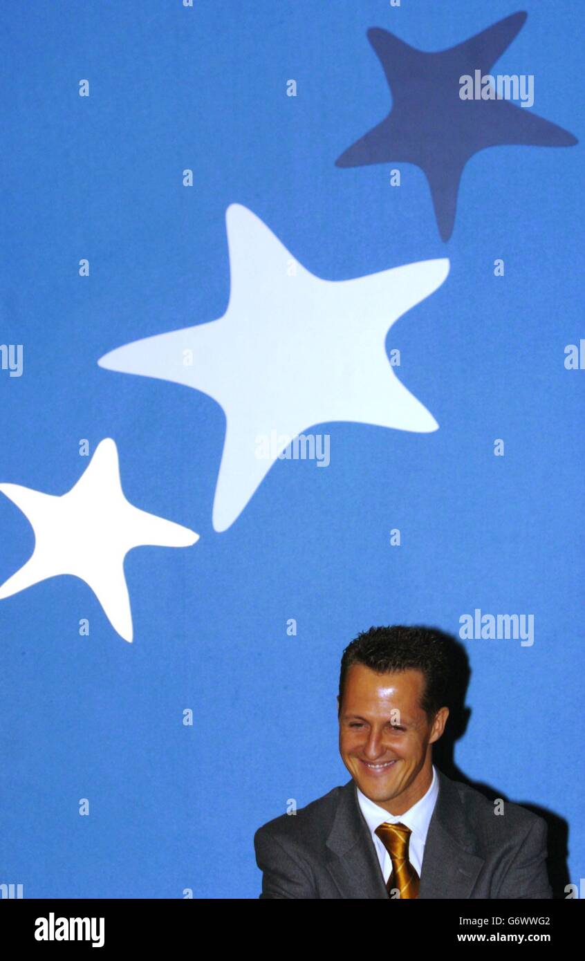 Michael Schumacher, campione del mondo di F1 al Castello di Dublino, dove ha partecipato alla firma formale di una storica carta europea sulla sicurezza stradale. La carta è un elemento chiave del programma d'azione "European Safety Drive", il cui obiettivo è ridurre il numero di decessi stradali in Europa di almeno il 50 per cento entro il 2010. Secondo il Dipartimento dei trasporti irlandese, 40,000 persone muoiono a causa di incidenti stradali nei 15 paesi dell'UE, con 1.2 milioni di persone in tutto il mondo uccise ogni anno sulle strade, o più di 3,000 al giorno. Foto Stock