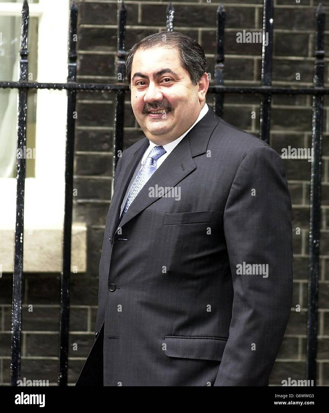 Il ministro degli Esteri iracheno Hoshyar Zibari parte da 10 Downing Street dopo aver incontrato il primo ministro britannico Tony Blair per i colloqui. Zebari ha sottolineato che, anche dopo la consegna del giugno 30, sarà necessaria una presenza militare internazionale sostanziale per controllare le tensioni tra il mix iracheno di sciiti e sunniti, arabi, curdi e turkmani. Foto Stock