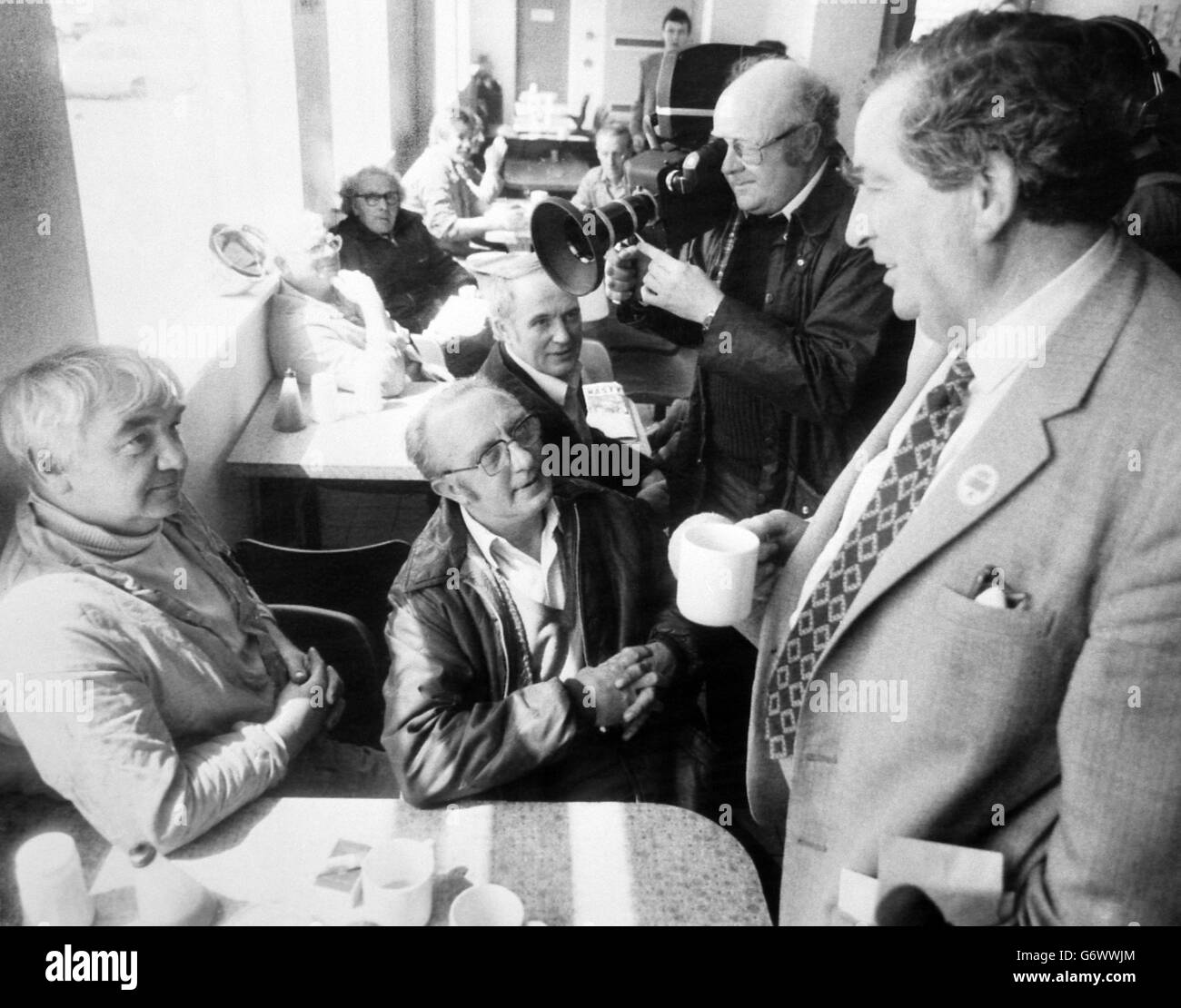 Denis Healey, deputato del Leeds South East e vice leader del Partito laburista, parla con i minatori Jack Speight e Dennis Sedgwick al colliery Allerton Bywater, West Yorkshire. Healey ha incontrato gli uomini durante una visita pre-elettorale nel collery, che si trova sul fiume Aire, vicino a Leeds. Foto Stock