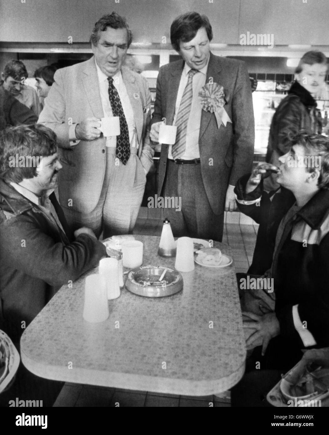 Denis Healey, deputato del Leeds South East e vice leader del Partito laburista, parla con i minatori apprendisti Paul Stephens e Nigel Thirwell durante la sua visita alla collateria Allerton Bywater, West Yorkshire. Con lui è Ray Wilson (r), candidato laburista per Elmet, vicino a Leeds. Foto Stock