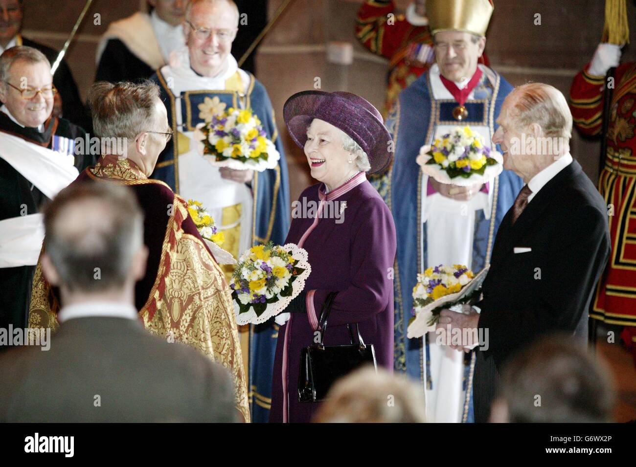 La regina Elisabetta II offre denaro maledetto durante il Royal Maudy Service tenutosi alla Cattedrale Anglicana di Liverpool. Le tradizionali borse regalo Maundy contenenti monete coniate sono state consegnate a 78 uomini e 78 donne, il numero selezionato per segnare il 78° anno della Regina. Foto Stock