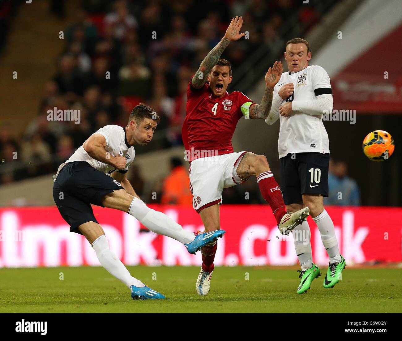 Calcio - Internazionale amichevole - Inghilterra / Danimarca - Stadio di Wembley. Gary Cahill (a sinistra) in Inghilterra ha un colpo su Goal, sotto la pressione del danese Daniel Agger Foto Stock