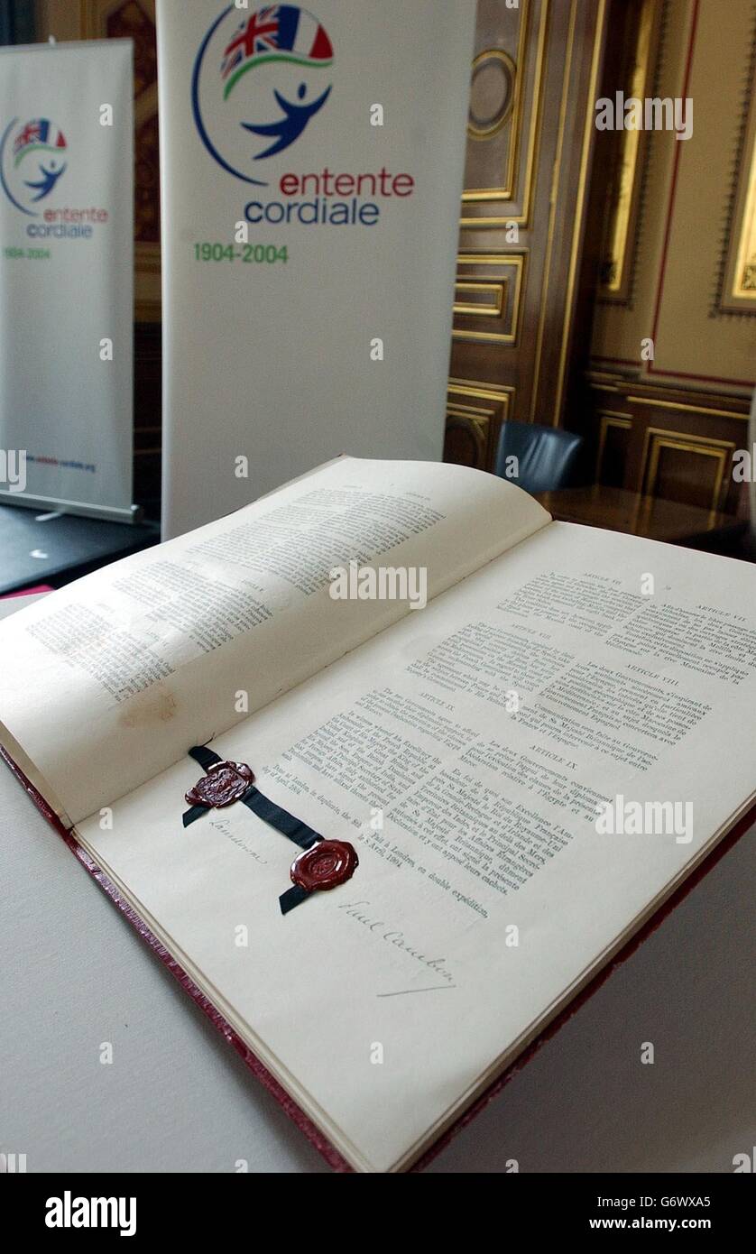 Il libro Entrente cordiale, un trattato firmato di cooperazione tra Gran Bretagna e Francia, in mostra presso l'ufficio degli esteri e del Commonwealth di Londra in occasione del suo centesimo anniversario. Paglia ed Errera si sono incontrati oggi per lanciare il libro Cross Chanel Currents, ispirato all'Entente Cordiale. Foto Stock