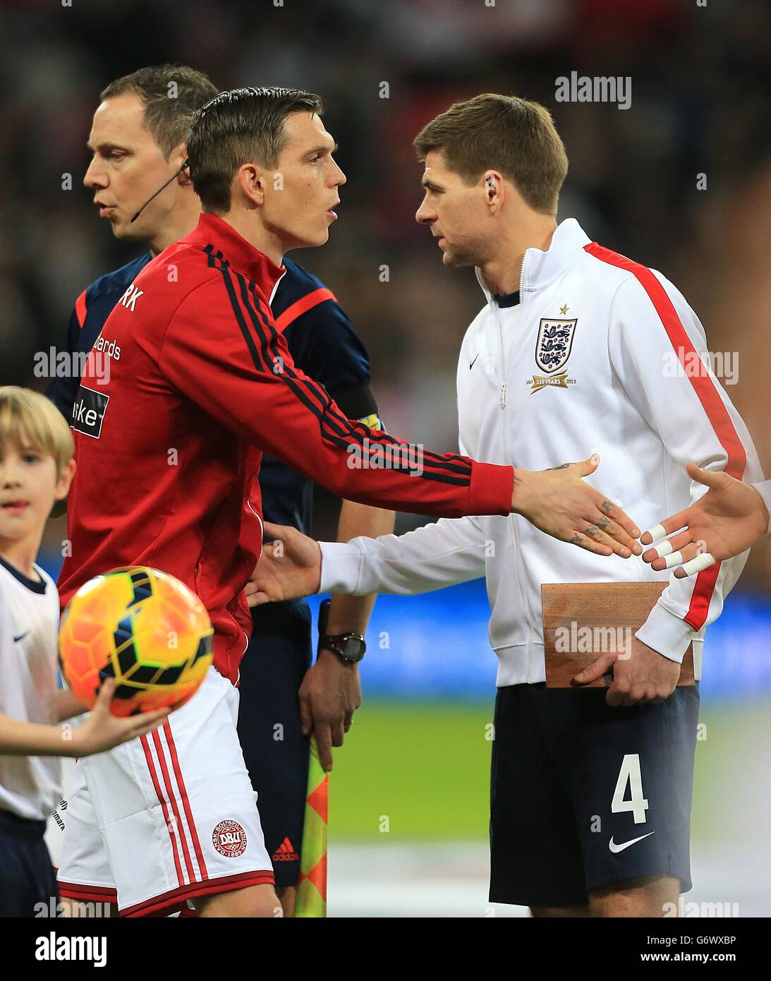 Calcio - Internazionale amichevole - Inghilterra / Danimarca - Stadio di Wembley. Il capitano inglese Steven Gerrard (a destra) e il capitano danese Daniel Agger (a sinistra) scuotono le mani prima della partita Foto Stock
