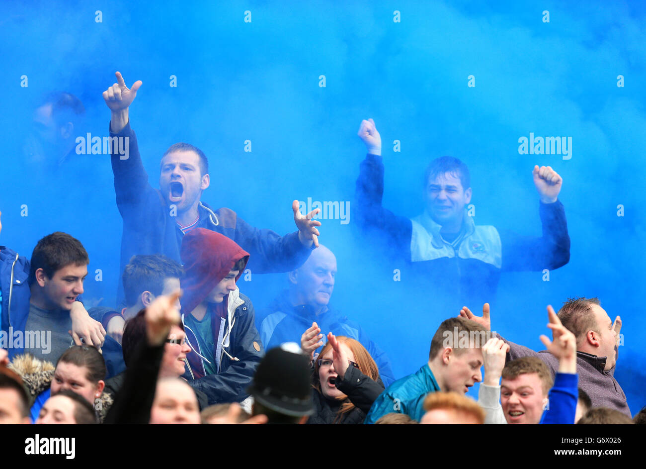 Calcio - Campionato Sky Bet - Blackburn Rovers v Burnley - Ewood Park. Blackburn Rovers' ha scatenato una bomba di fumo blu dopo il loro primo obiettivo Foto Stock