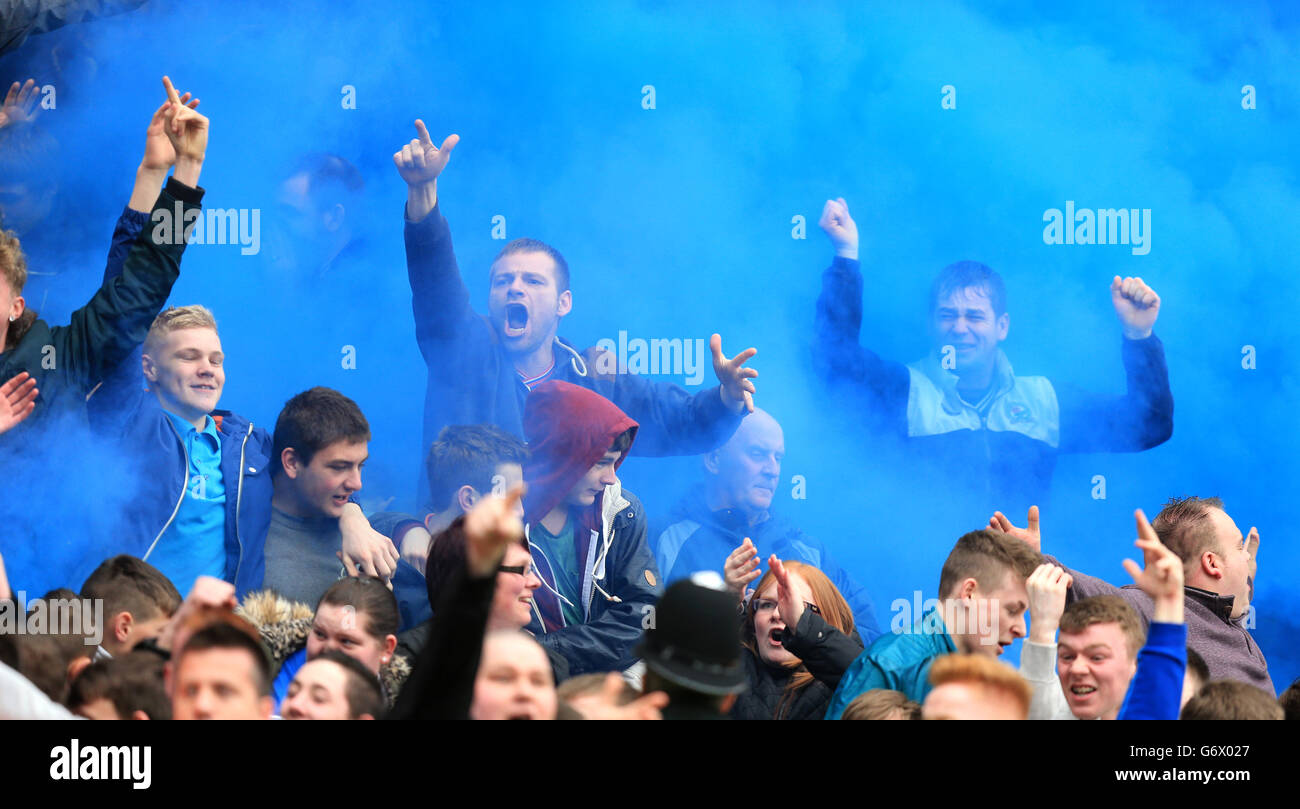 Calcio - Campionato Sky Bet - Blackburn Rovers v Burnley - Ewood Park. Blackburn Rovers' ha scatenato una bomba di fumo blu dopo il loro primo obiettivo Foto Stock