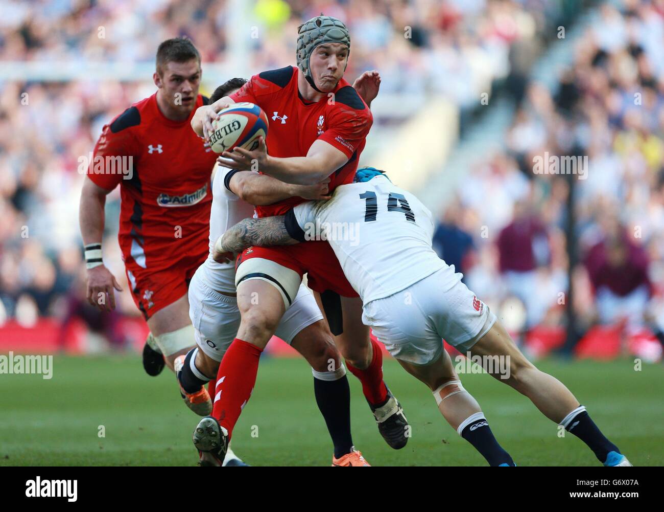 Il Galles Jonathan Davies viene affrontato da Jack Nowell dell'Inghilterra durante la partita RBS Six Nations a Twickenham, Londra. Foto Stock