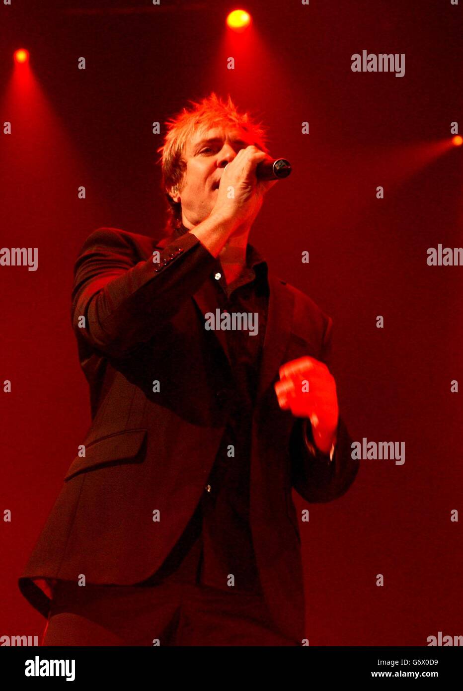 Il cantante Simon le Bon, del gruppo pop degli anni '80 Duran Duran, si esibisce dal vivo in concerto presso la Wembley Arena, nella zona ovest di Londra. Foto Stock