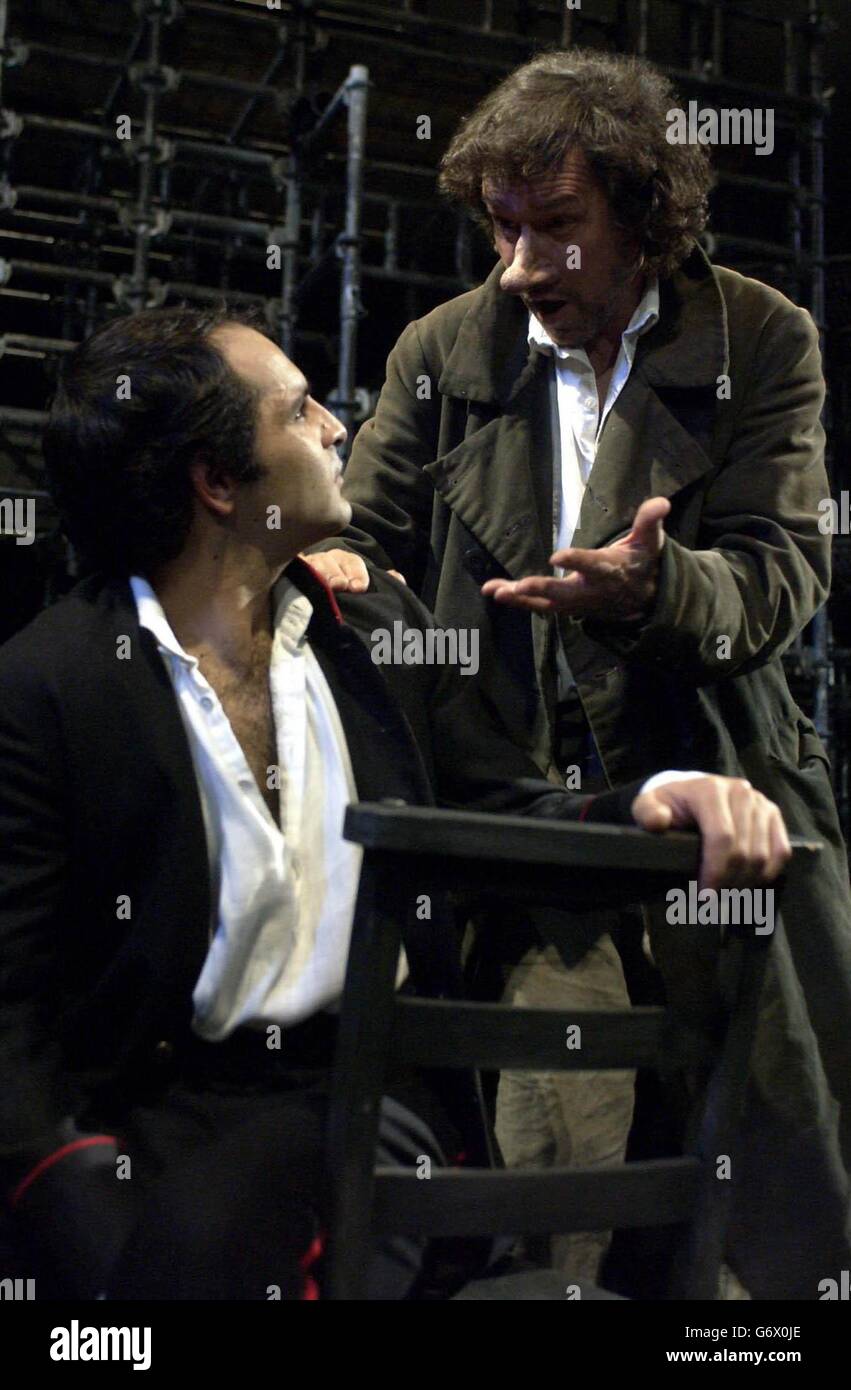 Attori Zubin Varla (a sinistra) e Stephen Rea sul palco durante una fotocellula per il nuovo spettacolo 'Cyrano de Bergerac' - diretto da Howard Davies - al Teatro Nazionale nel centro di Londra. Foto Stock