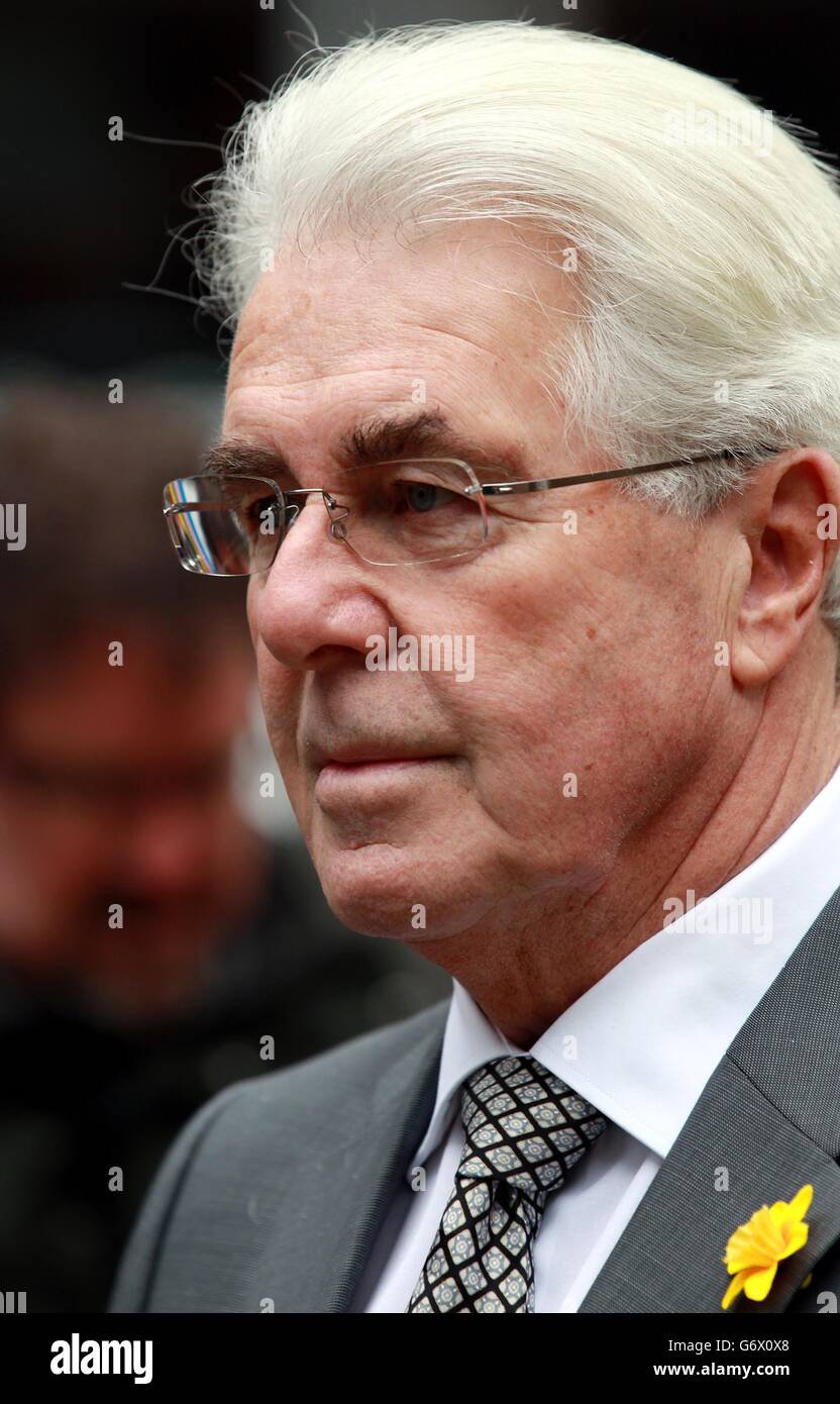 Il guru di PR Max Clifford, 70 anni, di Hersham in Surrey, arriva alla Southwark Crown Court dove viene accusato di un totale di 11 capi di assalto indecente contro sette donne e ragazze. Foto Stock