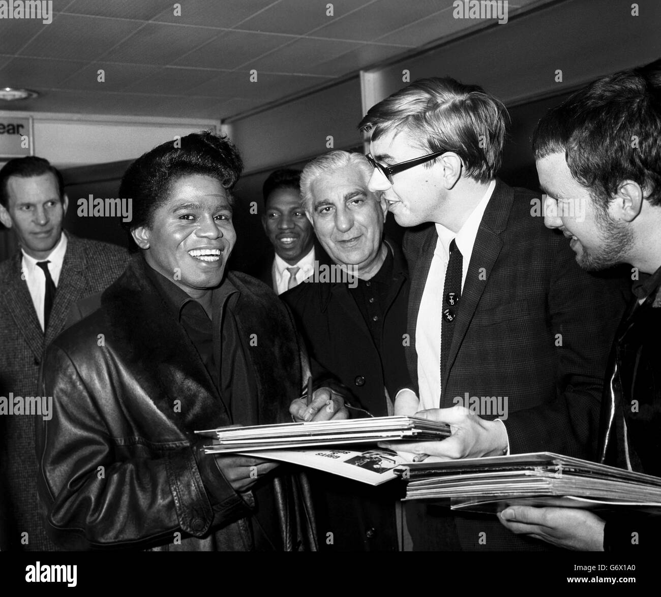 3 MAGGIO: In questo giorno del 1933 nacque lo cantante James Brown. James Brown firma autografi all'arrivo a Londra, è nel Regno Unito a comparire sul programma televisivo pop 'Ready, Steady, Go', prima di volare a Parigi. Foto Stock
