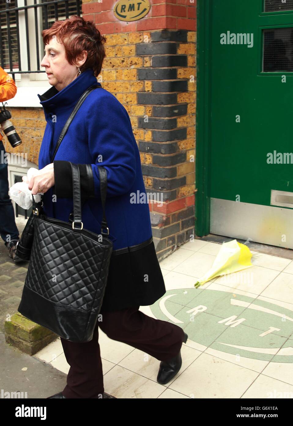 Una donna lascia un tributo al leader dell'RMT Bob Crow fuori dalla sede centrale di RMT nel centro di Londra, dopo l'annuncio della sua morte. Foto Stock