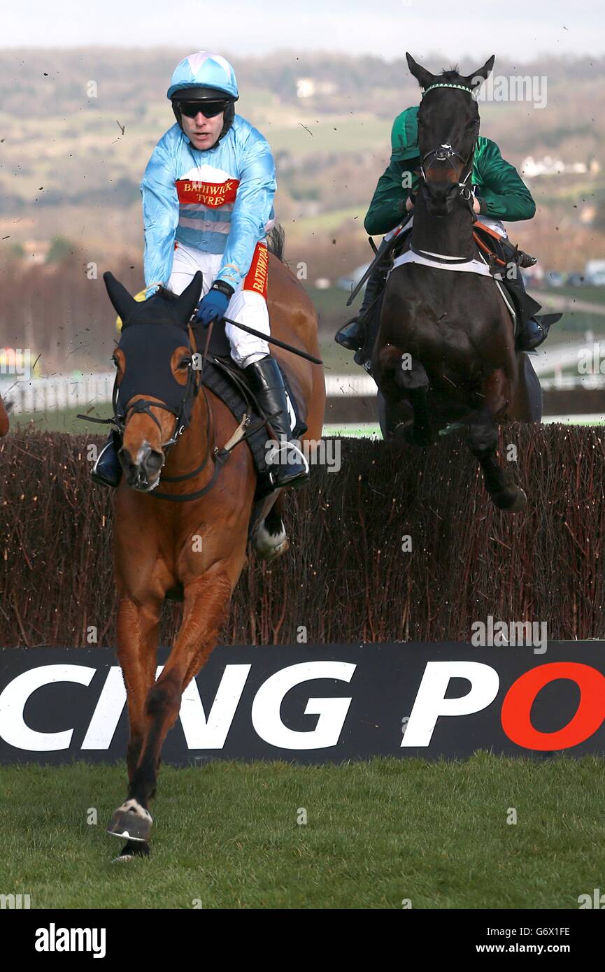 Vincitore finale Western Warhorse guidato da Tom Scudamore durante il Racing Post Arkle Challenge Trophy Chase il Champion Day, durante il Cheltenham Festival. Foto Stock