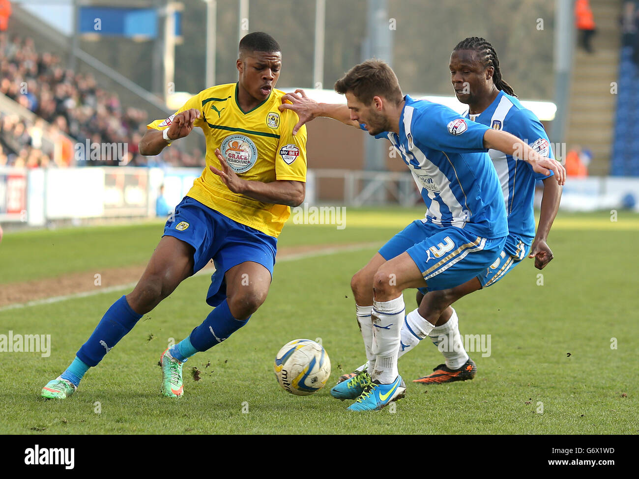 Calcio - Sky Bet League One - Colchester United / Coventry City - Weston Homes Community Stadium. Chuba Akpom di Coventry City (a sinistra) e Ryan Dickson del Colchester United combattono per la palla Foto Stock