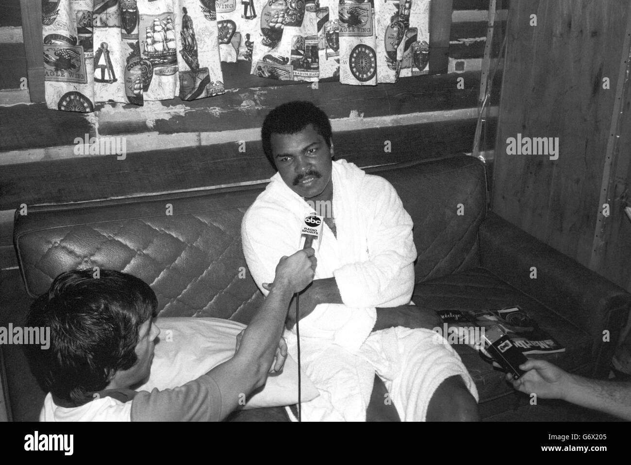 Pugilato - Muhammad Ali. Muhammad Ali parla con i giornalisti che sfoggiano baffi. Foto Stock