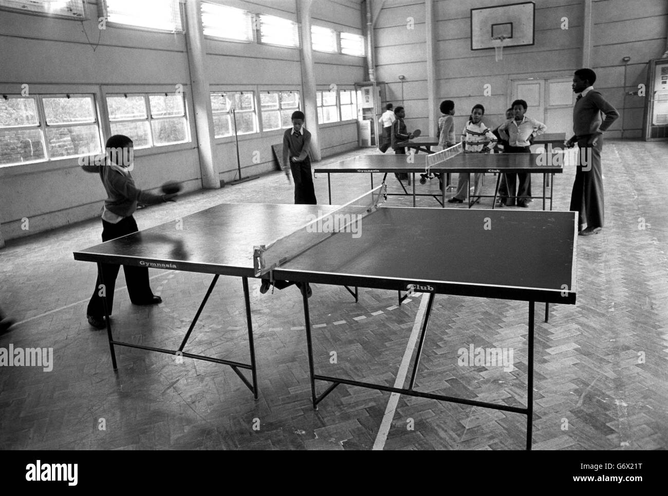 Vista generale degli adolescenti che giocano a ping pong all'Haringay Sports Centre, Londra. Foto Stock