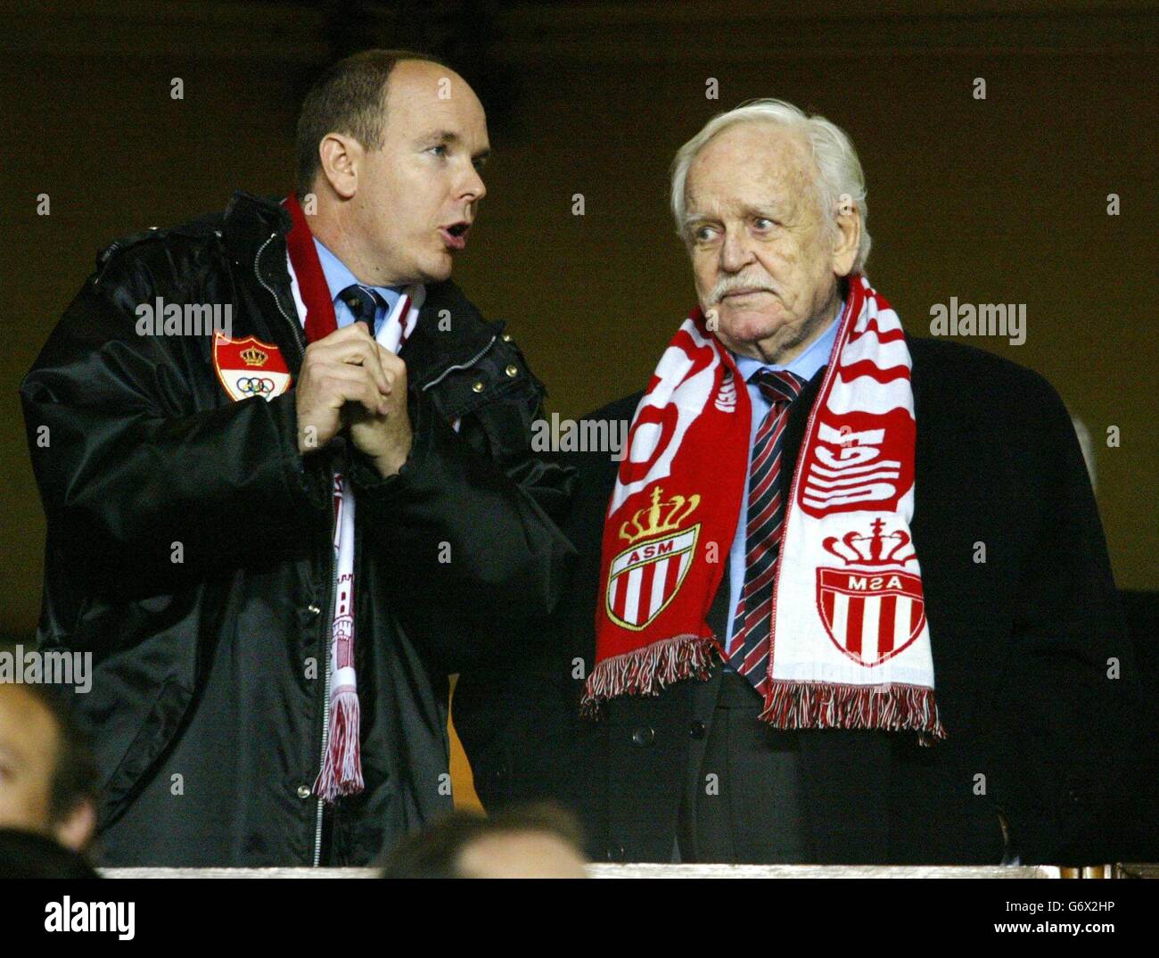 Principe Rainier di Monaco (a destra) e suo figlio Principe Alberto durante la prima tappa finale della UEFA Champions League allo Stade Louis II di Monaco. Foto Stock