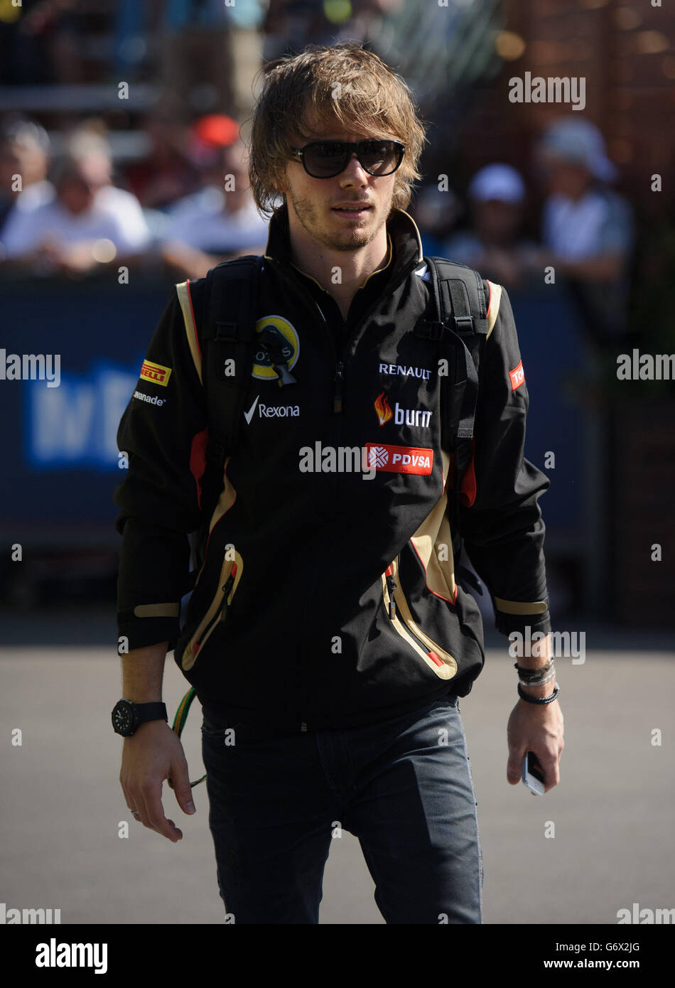 Charles Pic del Lotus F1 Team arriva durante le prove libere per il Gran Premio d'Australia 2014 ad Albert Park, Melbourne, Australia. PREMERE ASSOCIAZIONE foto. Data immagine: Venerdì 14 marzo 2014. Vedere PA storia AUTO Australian. Il credito fotografico deve essere: Jon Buckle/PA Wire. Foto Stock