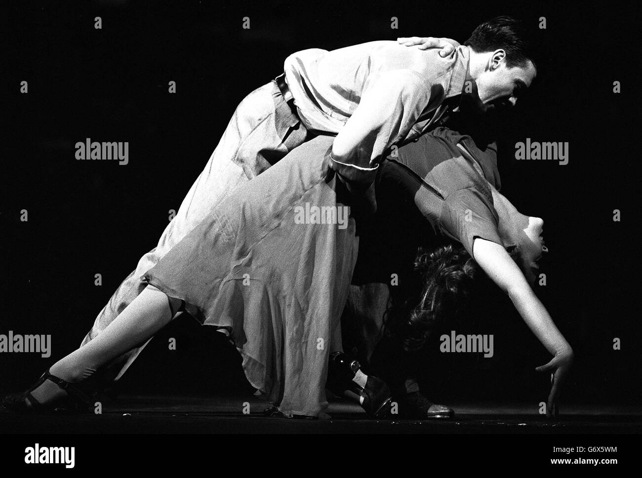 Catherine Zeta Jones e Philip Gould ballano durante una prova di vestiario al London Coliseum di una nuova produzione dell'Opera Nazionale Inglese e dell'Opera Scozzese dell'opera 'Street Scene' di Kurt Weill. L'opera, ambientato a New York alla fine degli anni '30, è descritta come un ritratto della vita urbana ordinaria, con l'azione centrata su un condominio e le famiglie che vi vivono. Foto Stock