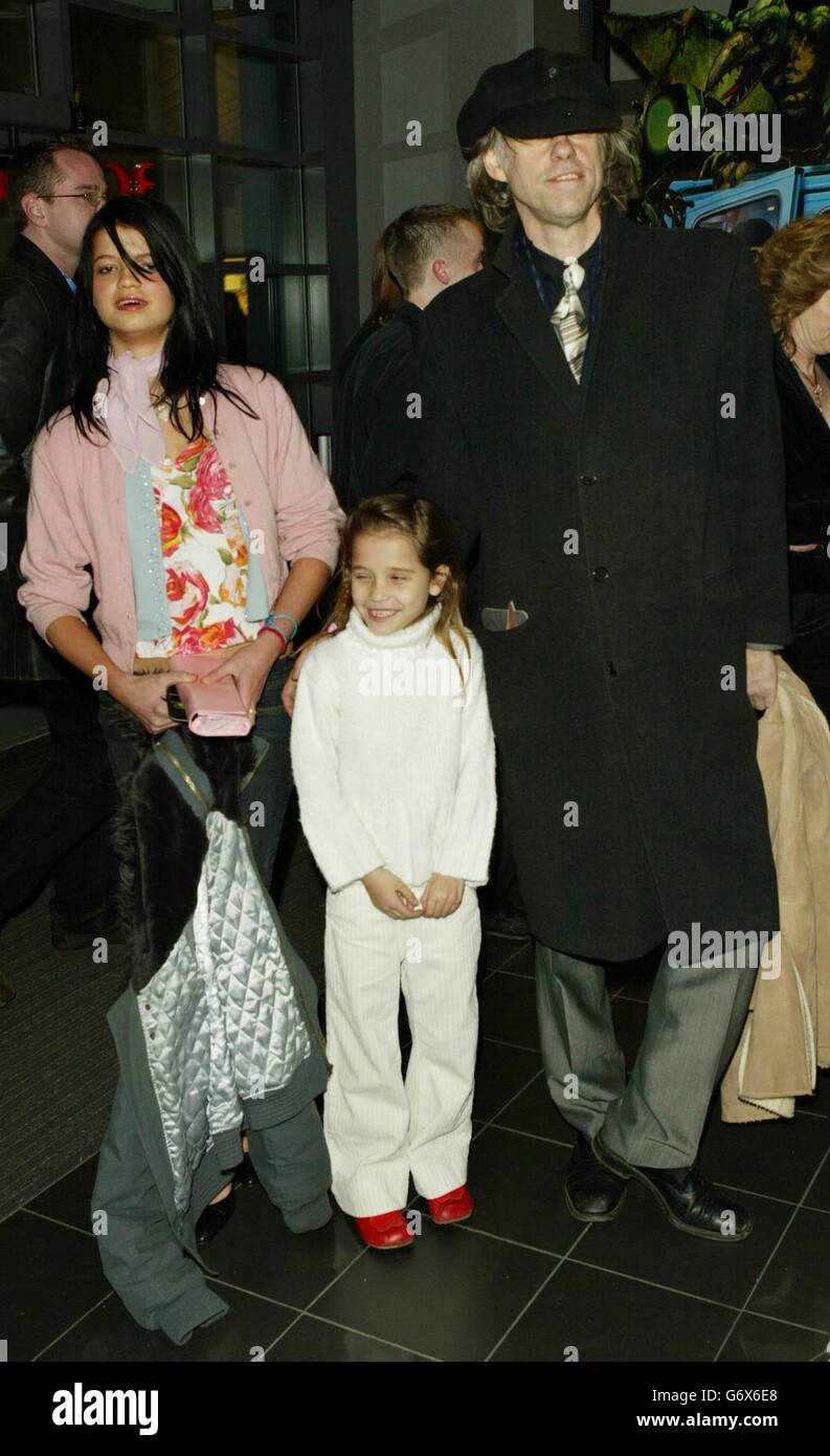 Bob Geldof e le figlie Pixie (a sinistra) e Tiger Lily arrivano per la prima inglese di Scooby Doo 2 : Monsters Unleashed al Vue Cinema di Islington, a nord di Londra. Foto Stock