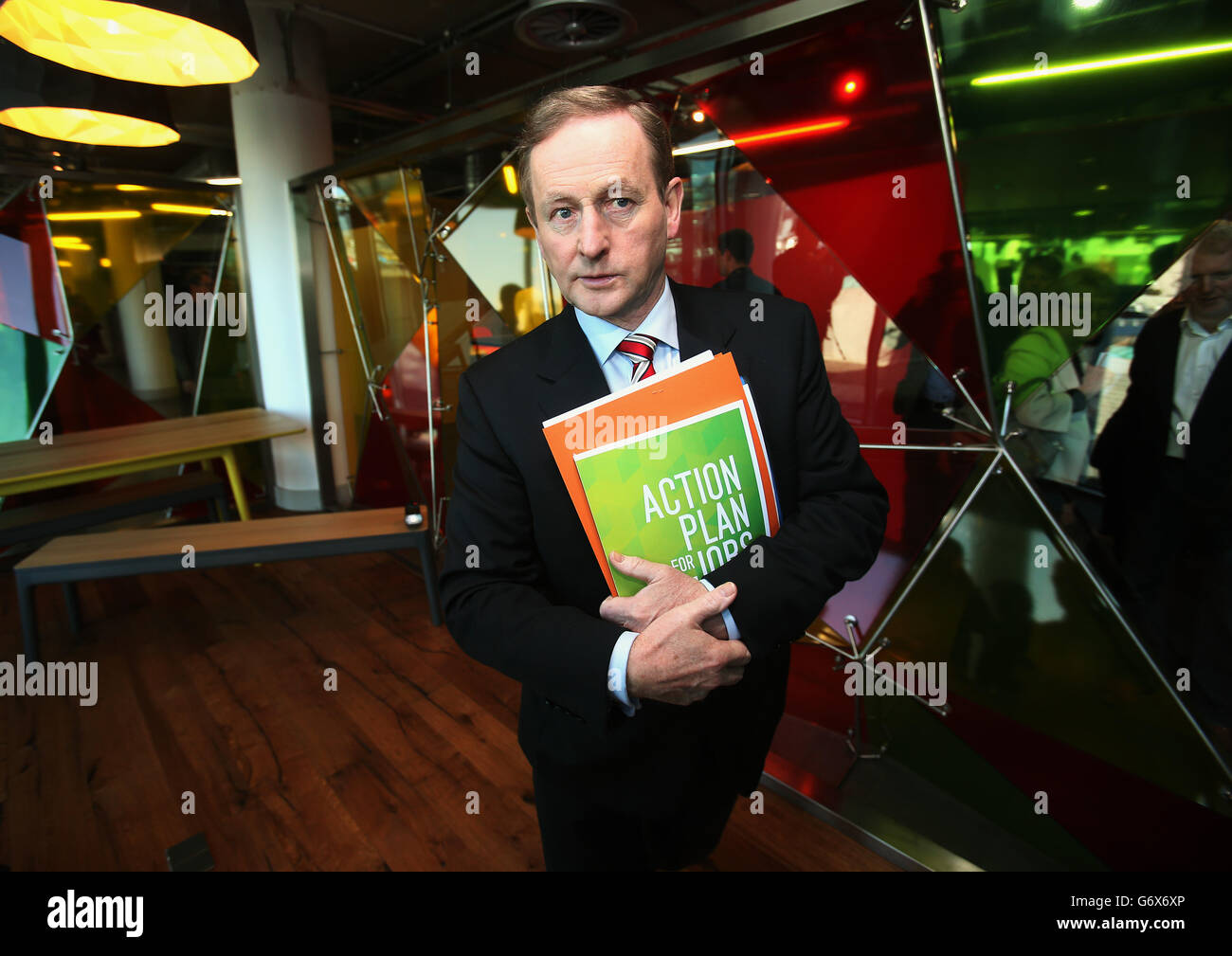 Taoiseach Enda Kenny durante il lancio del piano d'azione 2014 per l'occupazione, a Wayra Ireland, Sir John Rogerson's Quay, Dublino. Foto Stock