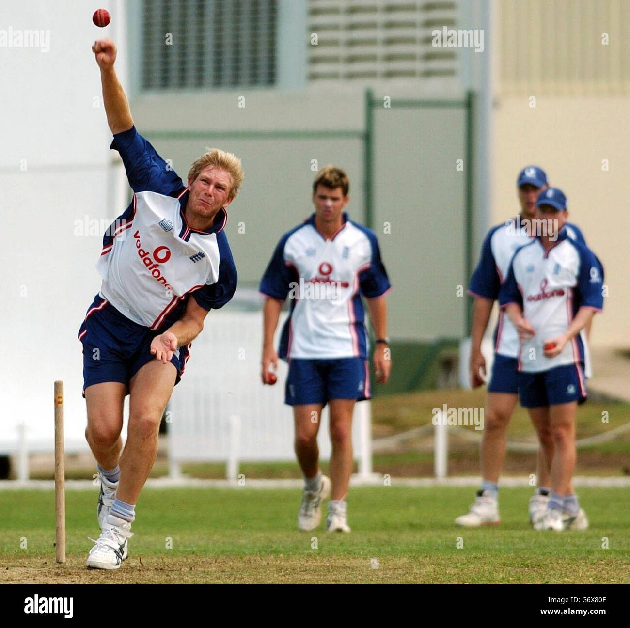 Inghilterra veloce bowler Matthew Hoggard in azione durante la pratica di rete all'università delle Indie occidentali cricket Ground, Barbados. Foto Stock