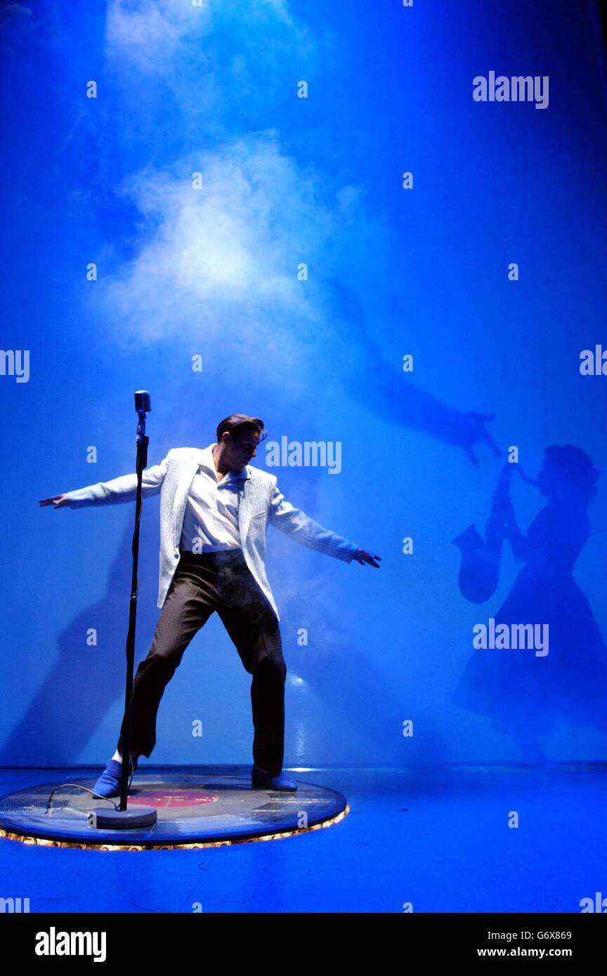 L'attore Mario Kombu si esibisce sul palco durante una fotocellula per il nuovo musical Jailhouse Rock al Piccadilly Theatre nella parte ovest di Londra. Creato dallo scrittore e regista del successo di successo Buddy, il musical si basa sul film Elvis Presley e le prime a Londra il 19 aprile 2004. Foto Stock