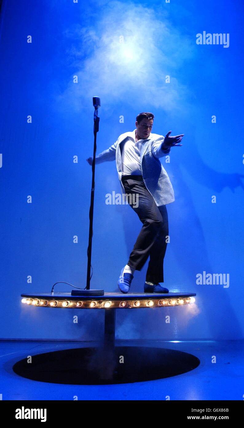 L'attore Mario Kombu si esibisce sul palco durante una fotocellula per il nuovo musical Jailhouse Rock al Piccadilly Theatre nella parte ovest di Londra. Creato dallo scrittore e regista del successo di successo Buddy, il musical si basa sul film Elvis Presley e le prime a Londra il 19 aprile 2004. Foto Stock