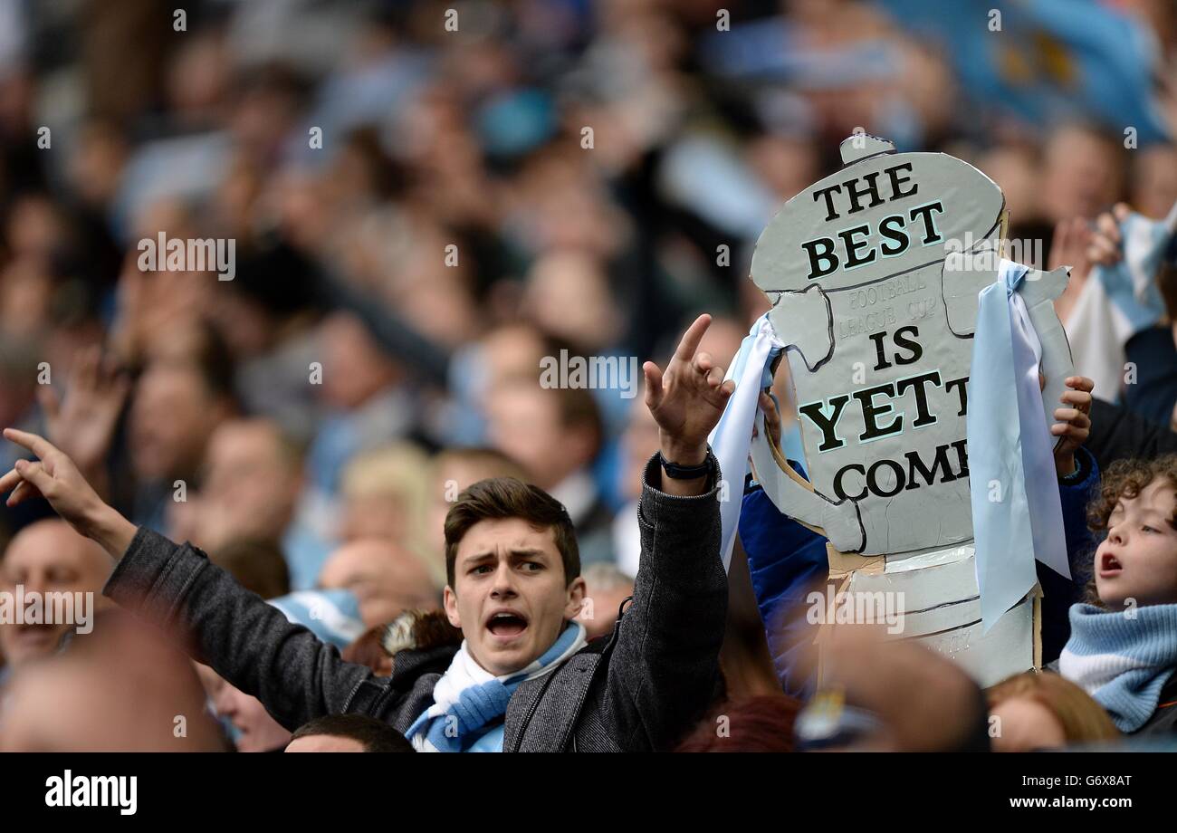 I fan di Manchester City hanno un banner che recita "il meglio non è ancora arrivato" Foto Stock