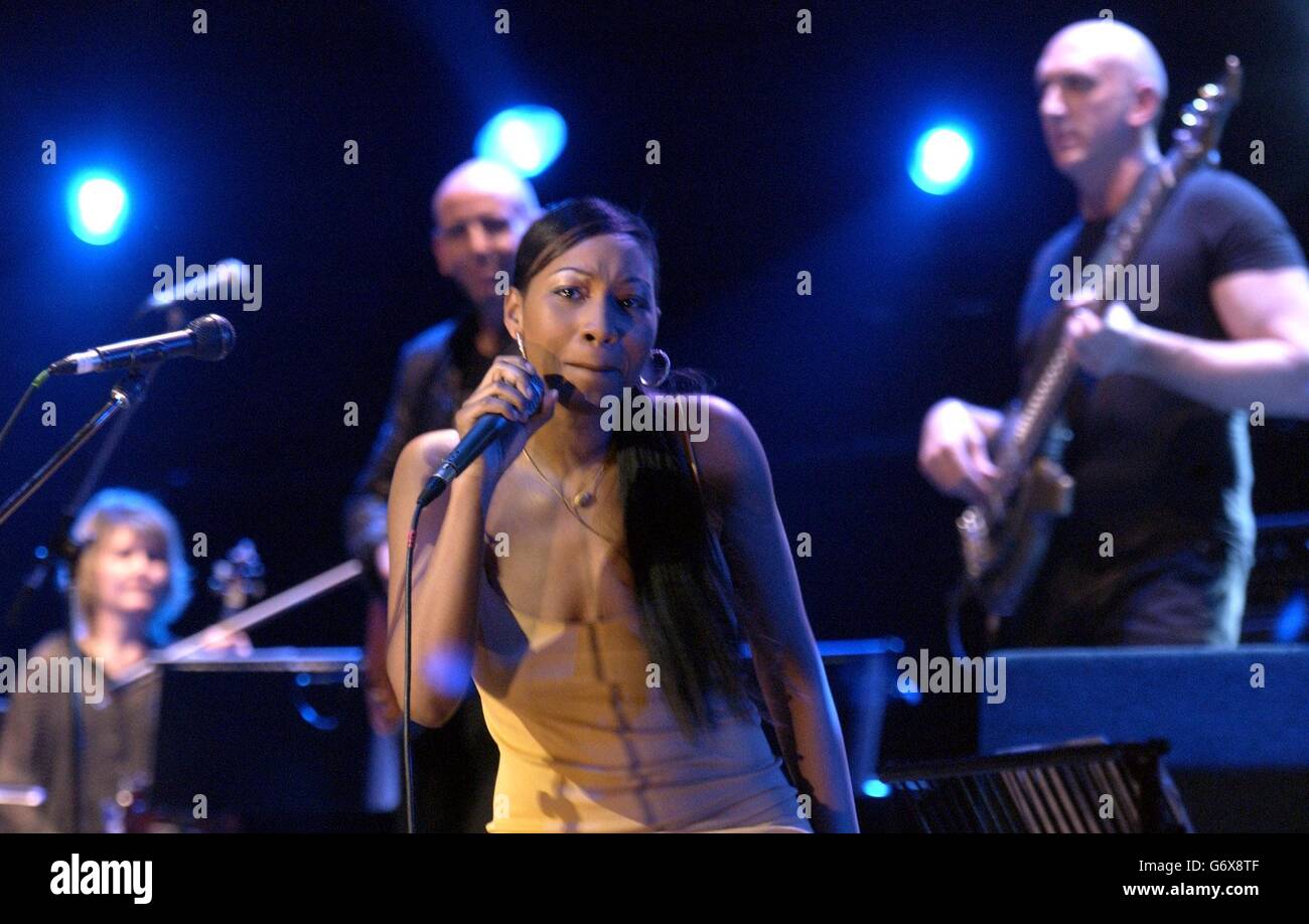 Il cantante Terri Walker si esibisce in diretta sul palco durante una serata con Jools Holland, come parte della settimana di raccolta fondi 'The Who and Friends', in aiuto del Teenage Cancer Trust, presso la Royal Albert Hall di Londra. Foto Stock