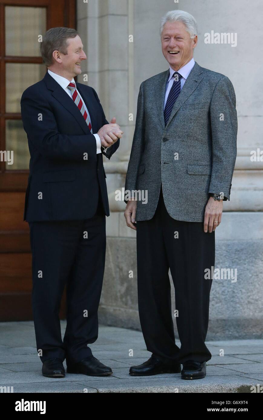 L'ex presidente degli Stati Uniti Bill Clinton (a destra) incontra Taoiseach Enda Kenny presso gli edifici governativi di Dublino. Foto Stock