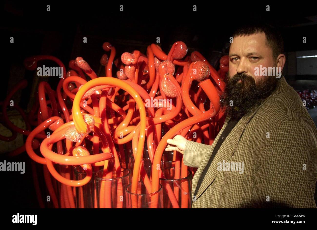 L'artista rumeno Ioan Nemtoi, con la "germinazione", una delle sue opere che sono in mostra presso LA OXO Tower e le gallerie di Bargehouse sulla South Bank di Londra. 'My Extravaganza', una mostra di vetreria funzionale e decorativa, si svolge da mercoledì 7 aprile al 25 aprile. Foto Stock