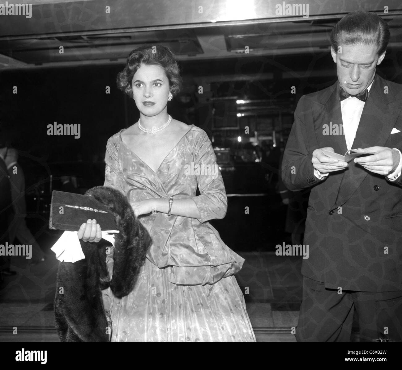 The Earl and Countess of Harewood nel Foyer del Columbia Theatre di Shaftesbury Avenue, Londra, per assistere alla prima del film di otto Preminger "Anatomy of A Murder". Foto Stock