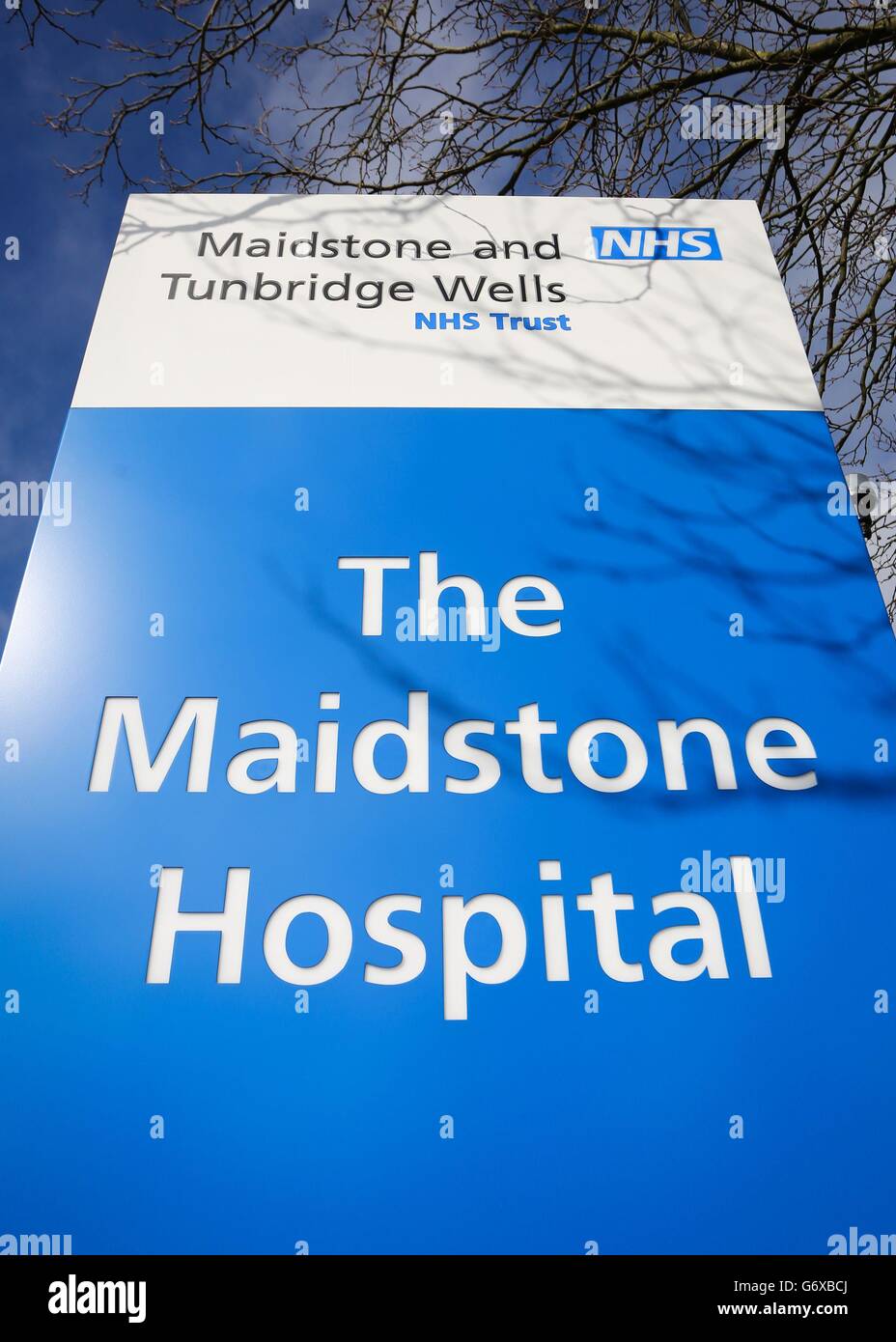 Il cartello all'esterno dell'ospedale Maidstone di Kent, dove cinque pazienti affetti da cancro sono morti a seguito di interventi chirurgici gastrointestinali superiori (GI). Foto Stock