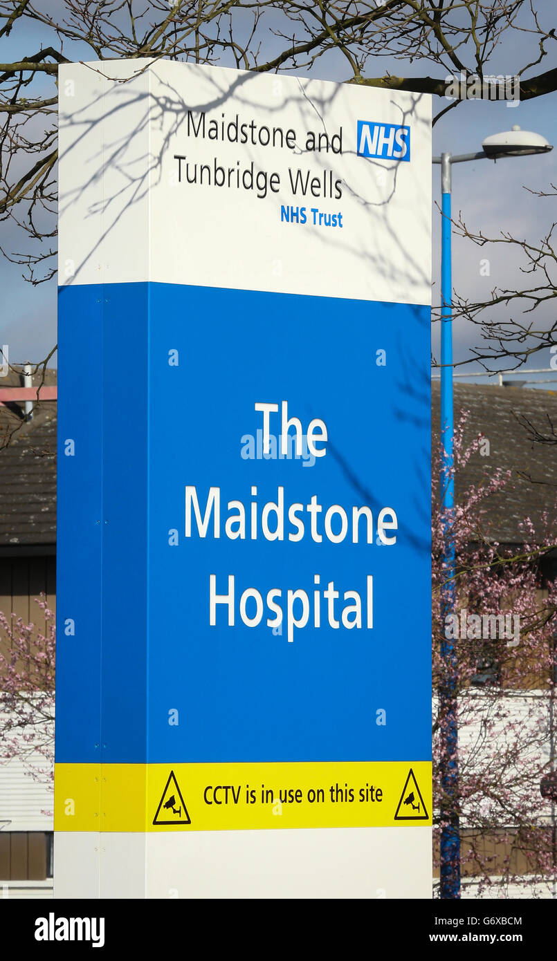 Il cartello all'esterno dell'ospedale Maidstone di Kent, dove cinque pazienti affetti da cancro sono morti a seguito di interventi chirurgici gastrointestinali superiori (GI). Foto Stock