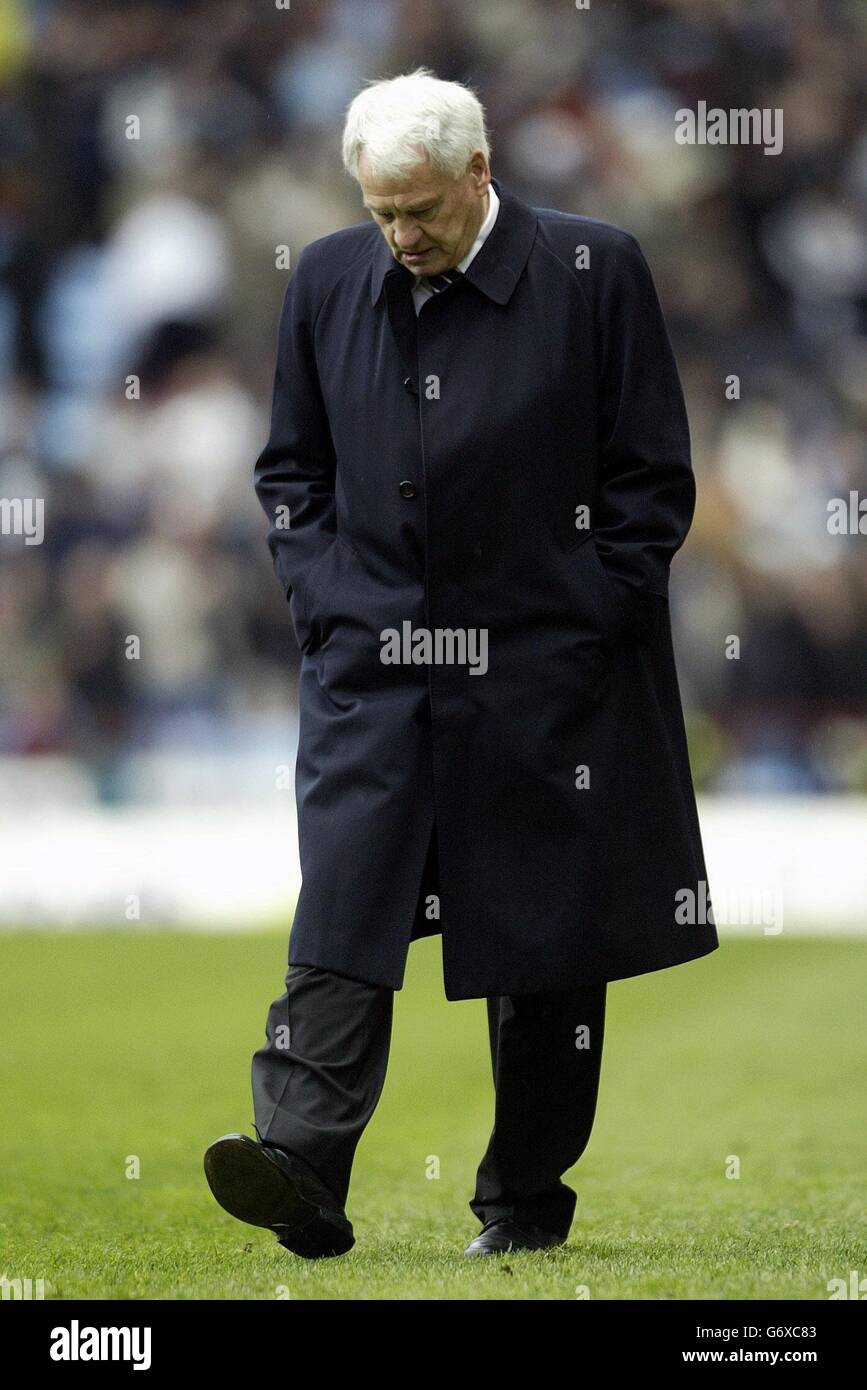 Il direttore del Newcastle Sir Bobby Robson mostra la sua deiezione alla fine del 0-0 con Aston Villa, nella Barclaycard Premiership Match a Villa Park. Foto Stock