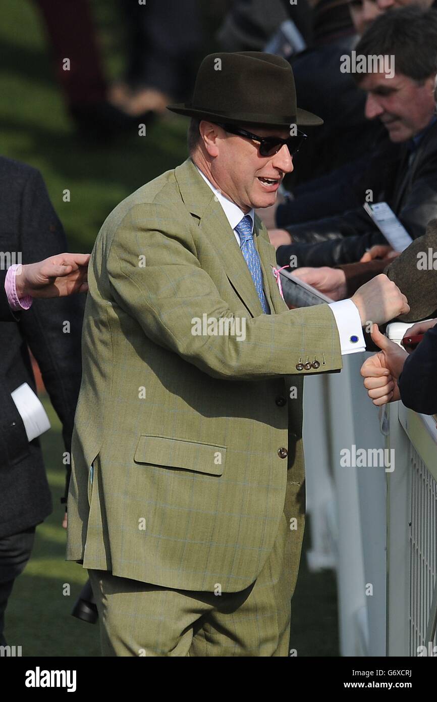 Il banchiere di investimento Rich Ricci festeggia dopo che il suo cavallo Faugheen vince la corsa dell'ostacolo di gestione di investimento di Neptune durante la Giornata delle Signore all'ippodromo di Cheltenham, Cheltenham. Foto Stock