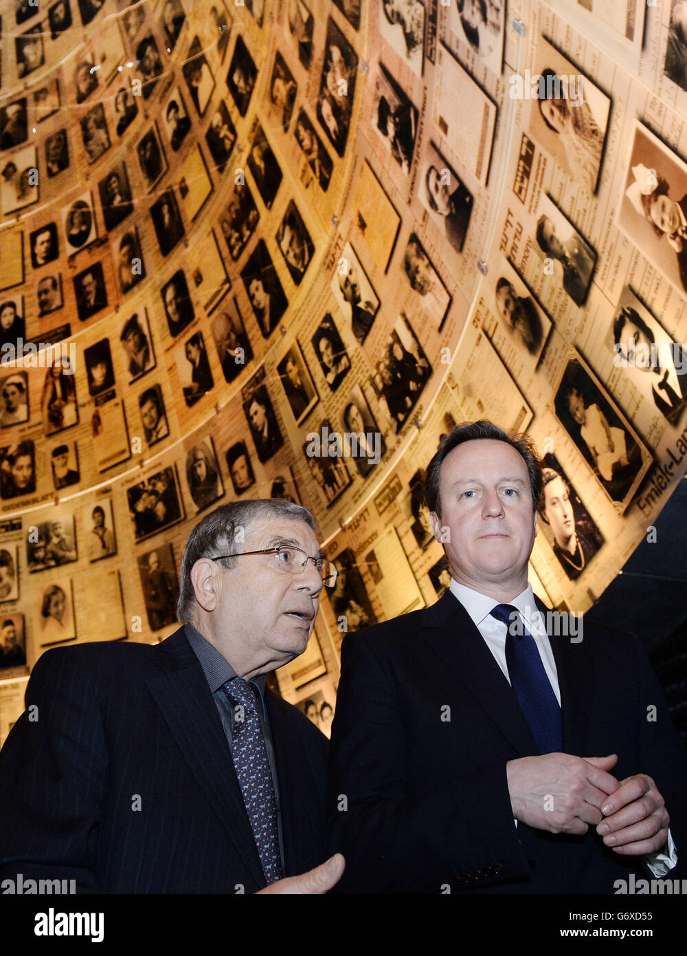 Il primo Ministro David Cameron è mostrato intorno alla Sala dei nomi del museo dell'Olocausto, Yad Vashem a Gerusalemme oggi dal presidente del museo, Avner Shalev, che in seguito riaccese la fiamma eterna per i ricordi delle vittime dell'olocausto durante il primo giorno di una visita di due giorni in Israele. Foto Stock
