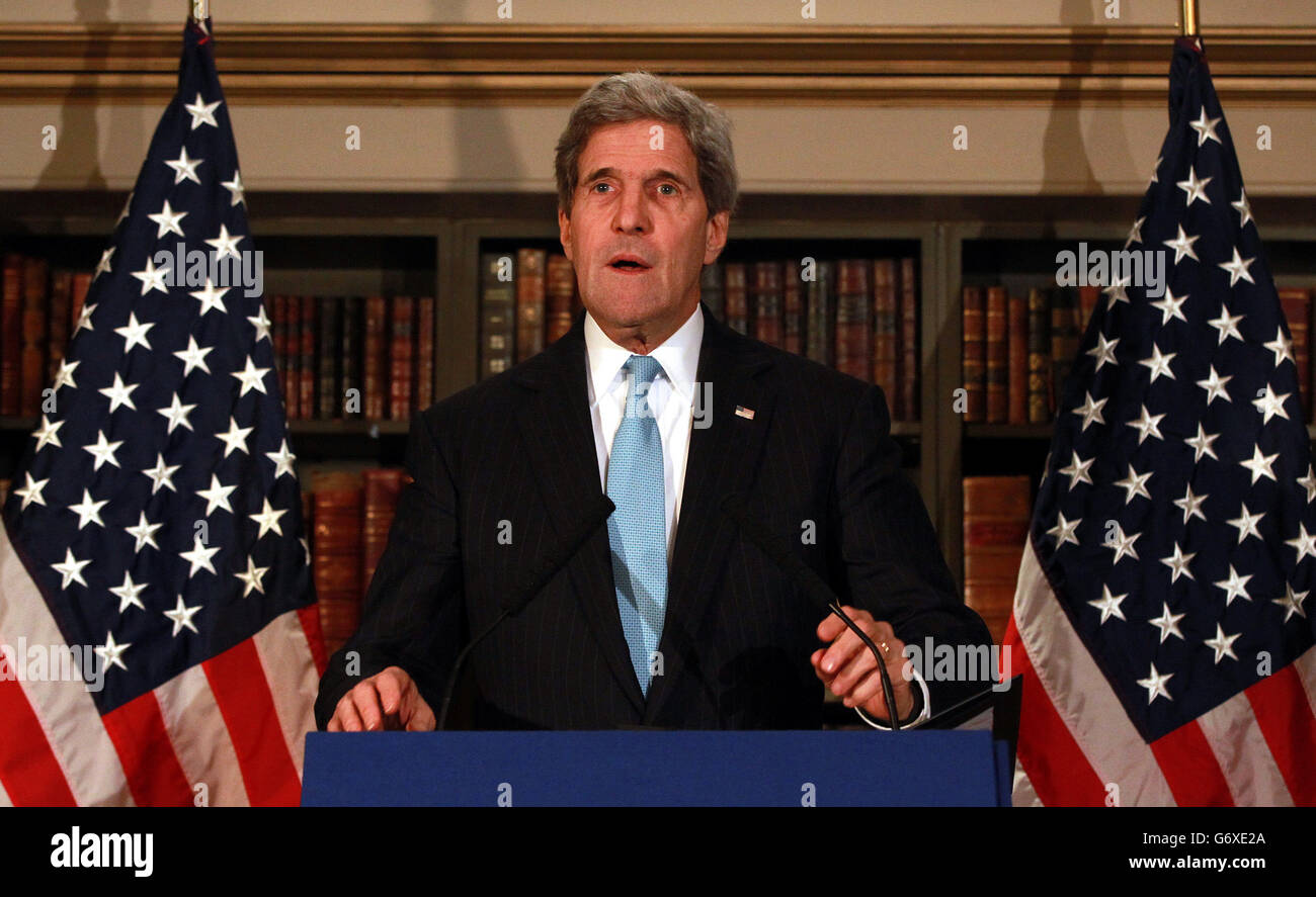 Il Segretario DI Stato AMERICANO John Kerry tiene una conferenza stampa all'hotel Churchill dopo il suo incontro con il Ministro degli Esteri russo Sergey Lavrov. Foto Stock