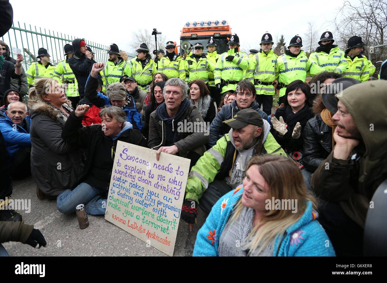 Protesta antifracking a Barton Moss. Bez (centro) dall'Happy Monday's presso il Barton Moss Fracking Site di Manchester. Foto Stock